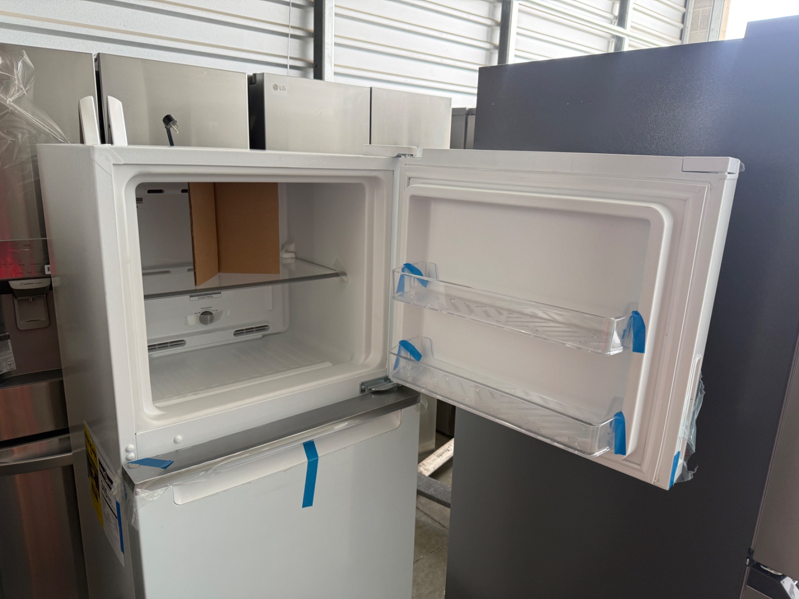 Whirlpool 11.6 cu. ft. Top Freezer Refrigerator in White, Counter Depth WRT112CZJW — photo 3