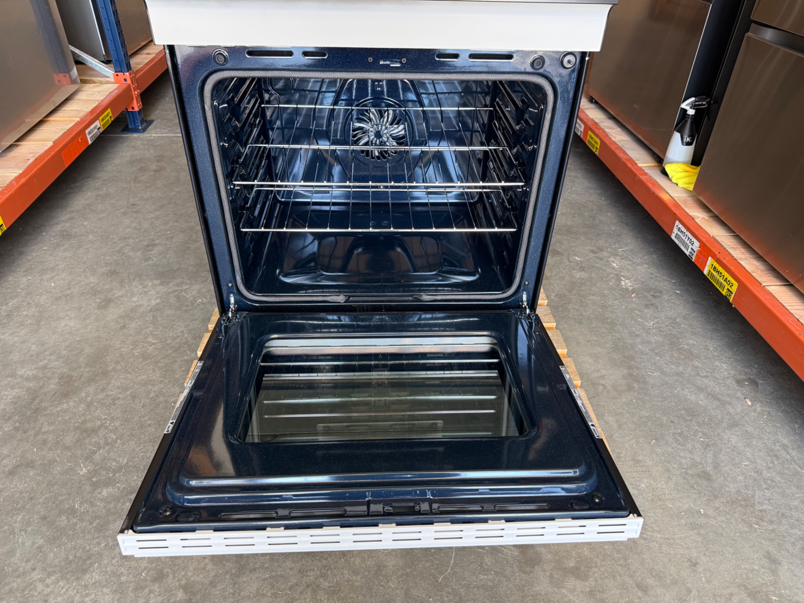 Samsung Bespoke Slide-In Induction Range (6.3 cu ft) Model# NSI6DB930012 — photo 6