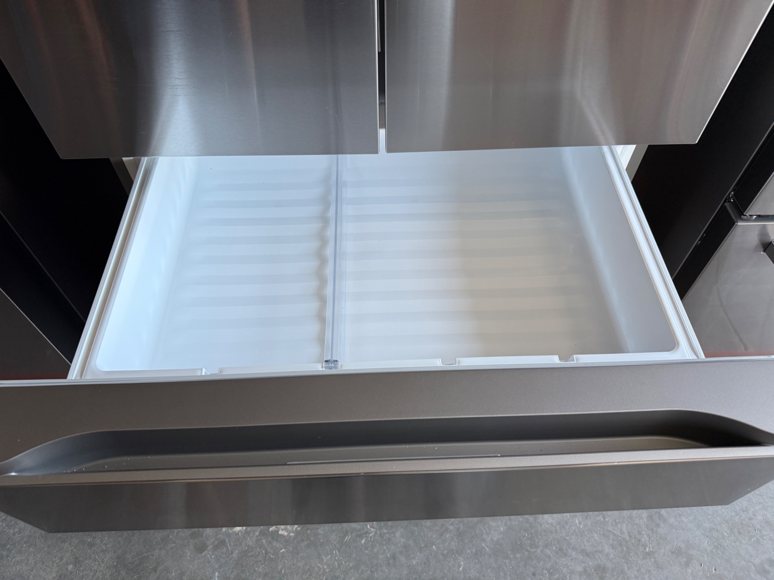 LG Standard-Depth MAX 4-Door French Door Refrigerator (30 cu ft) Model# LF30S8210S — photo 11