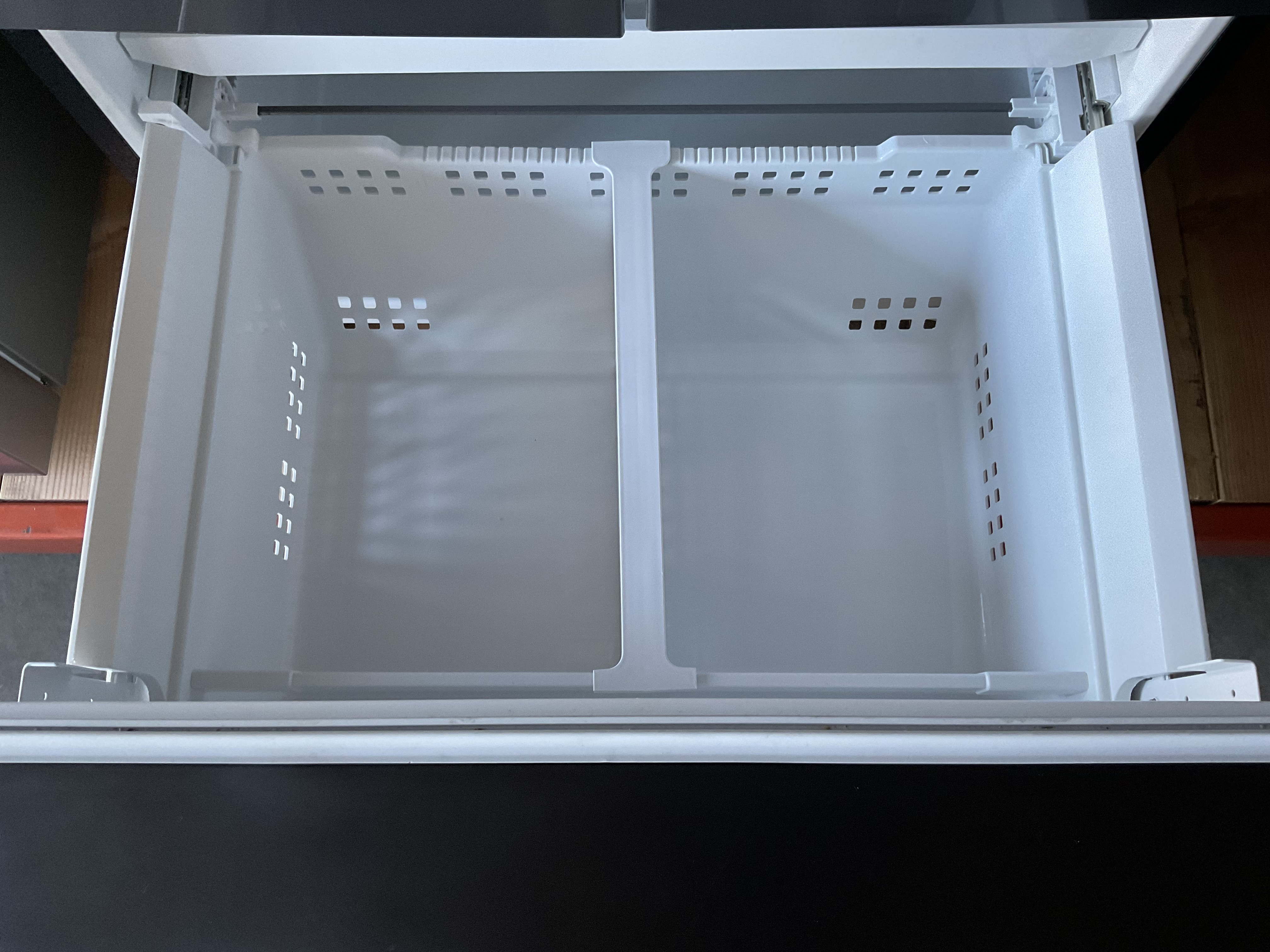 Frigidaire Gallery 27.8 cu ft French Door Refrigerator (Black Stainless) Model# GRFS2853AD — photo 9