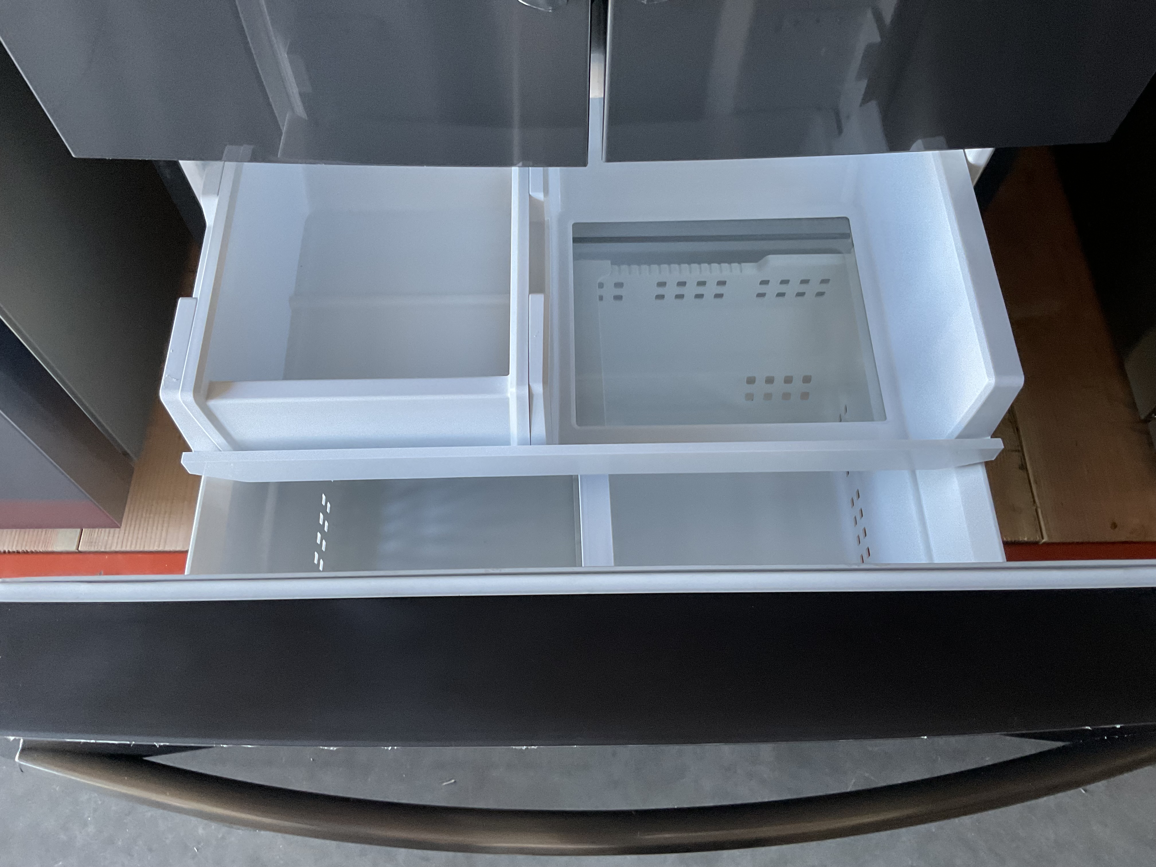 Frigidaire Gallery 27.8 cu ft French Door Refrigerator (Black Stainless) Model# GRFS2853AD — photo 10