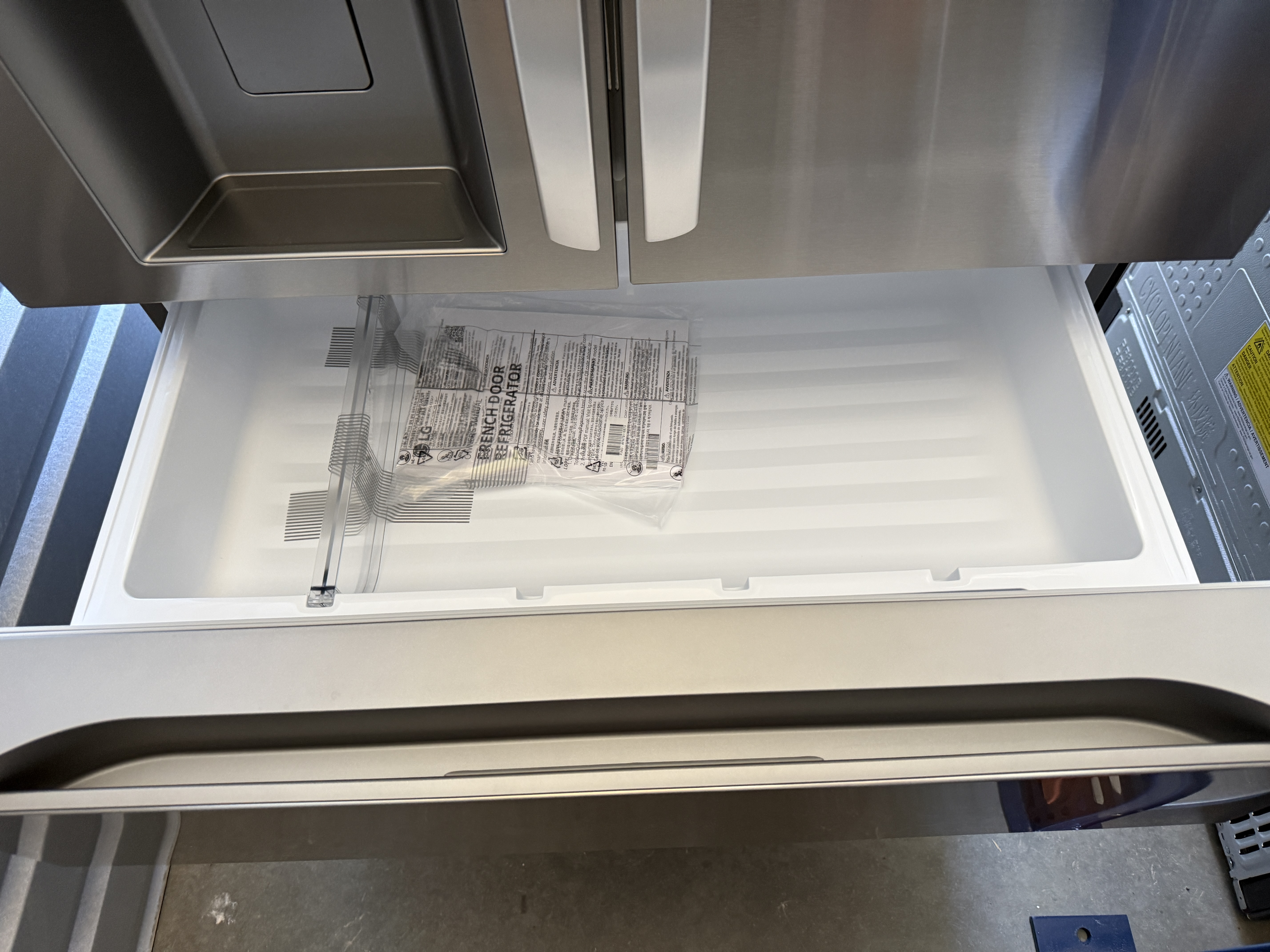 LG Counter-Depth MAX 4-Door French Door Refrigerator (25 cu ft) Model# LF25G8330S — photo 8
