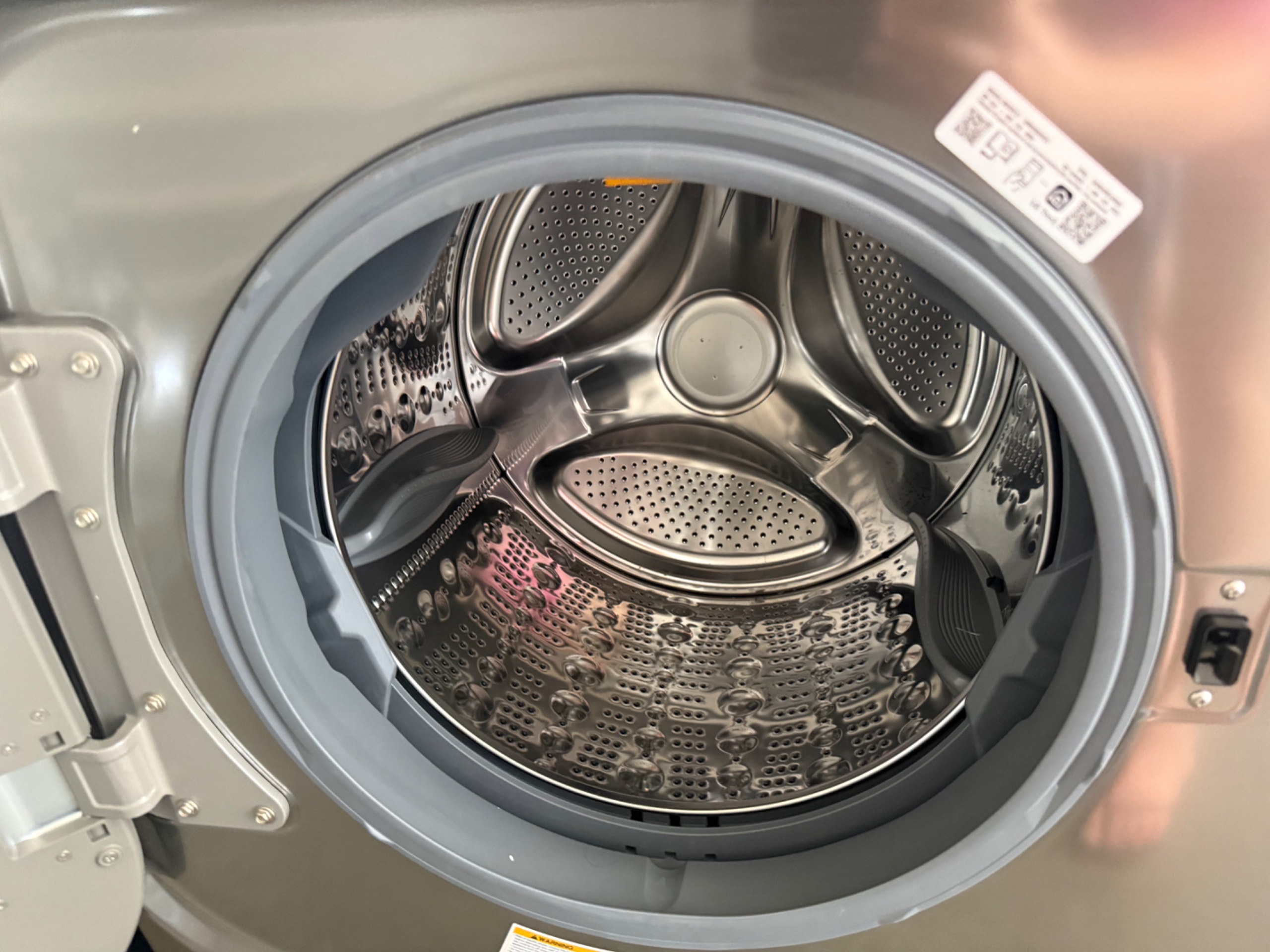 LG 5.2 cu. ft. Mega Capacity Smart Wi-Fi Enabled Front Load Washer with TurboWash and Built-In Intelligence WM8980HVA — photo 5