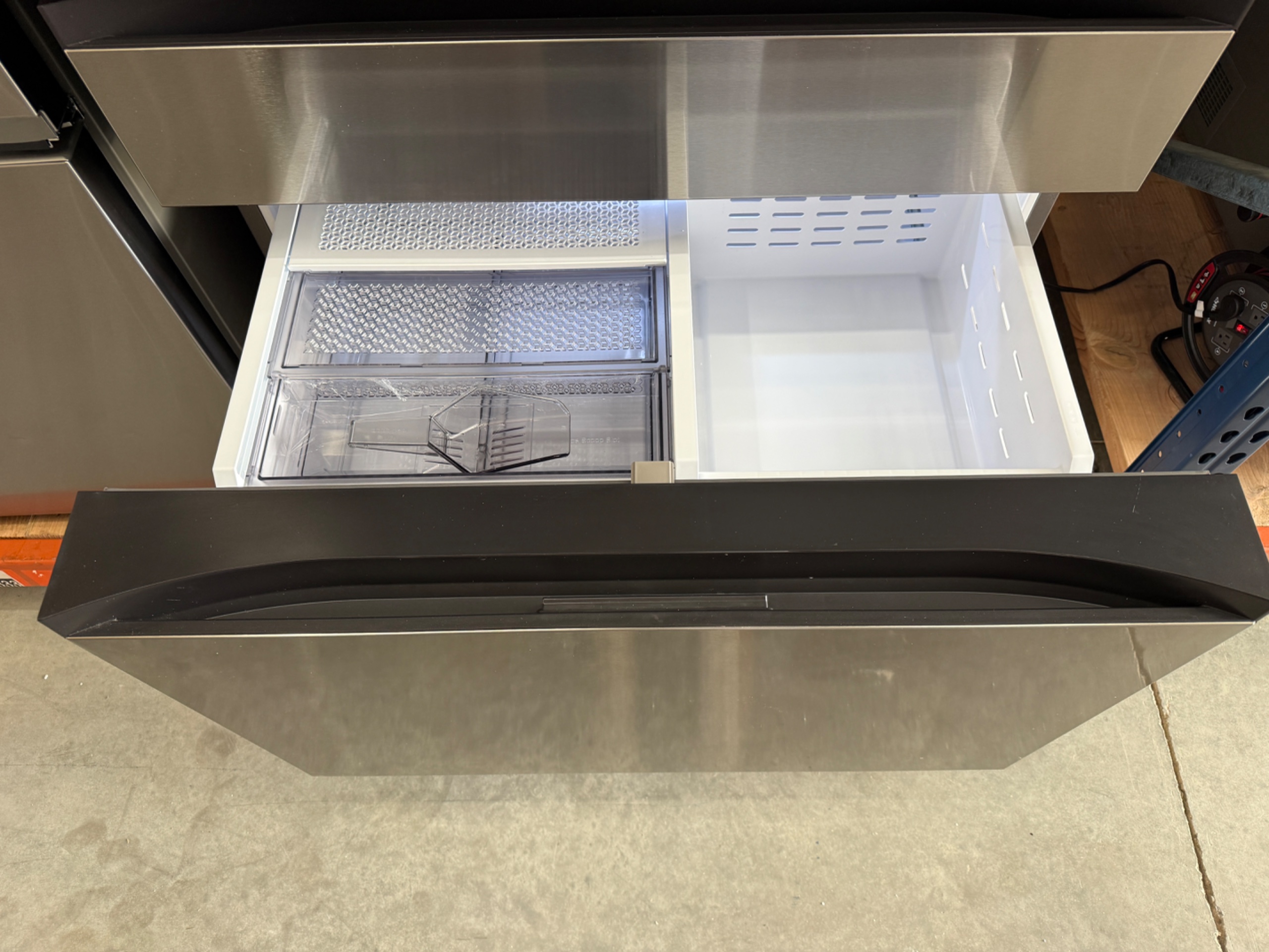 Samsung 23 cu. ft. Bespoke Counter Depth 4-Door French Door Refrigerator with Family Hub in Charcoal Glass/Stainless Steel Model# RF23BB8900QK — photo 7